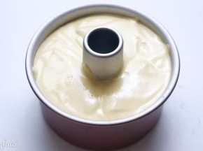 倒入学厨7寸中空模具中。