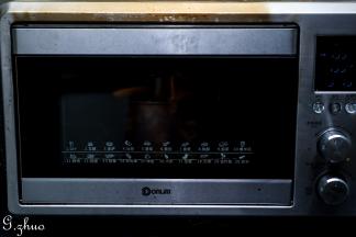 东菱烤箱上下火150度预热5分钟，用网架放入最底层，烘烤60分钟。