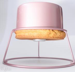 烘烤结束后取出倒扣，晾凉后按压边缘脱离模具壁即可脱模。