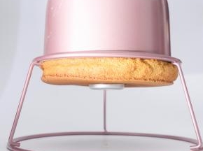 烘烤结束后取出倒扣，晾凉后按压边缘脱离模具壁即可脱模。