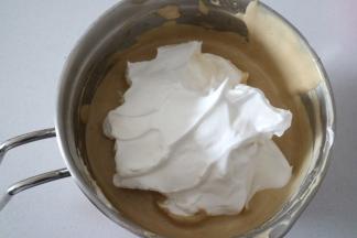 再继续加入1/3的蛋白霜