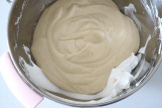 最后将翻拌好的蛋黄糊倒回剩余的蛋白霜中