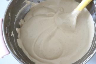 翻拌成均匀细腻的面糊