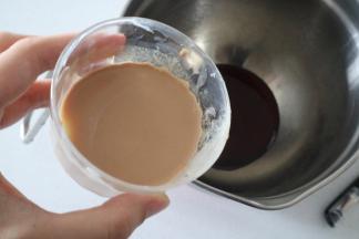 烤蛋糕的时候我们来准备黑糖奶茶奶盖，同样用牛奶泡好红茶，得到奶茶液