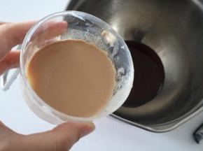烤蛋糕的时候我们来准备黑糖奶茶奶盖，同样用牛奶泡好红茶，得到奶茶液