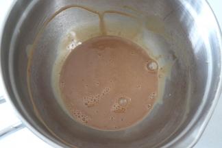 将奶茶液和黑糖酱混合均匀