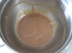 将奶茶液和黑糖酱混合均匀