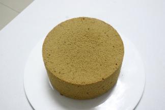 烤好的蛋糕冷却脱模