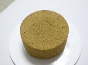 烤好的蛋糕冷却脱模