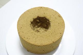 然后在底部挖一个小洞