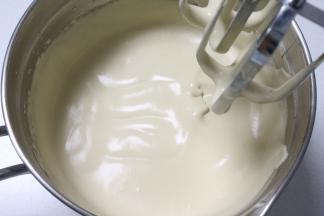 冷藏好的奶油打发至六分发