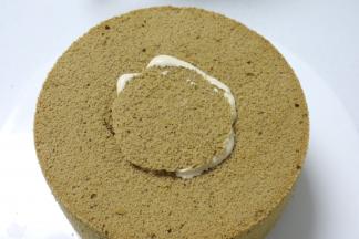 再将之前挖出的蛋糕盖上