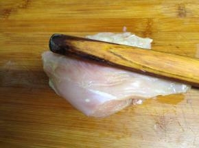 鸡脯肉用擀面杖捶打两面（这样可以使肉质不柴而且嫩，好入味）