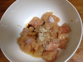 加入生抽、白胡椒粉、糖抓匀