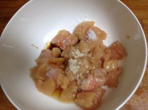 加入生抽、白胡椒粉、糖抓匀