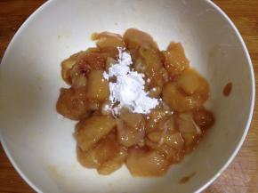 加入淀粉抓匀后腌制10分钟