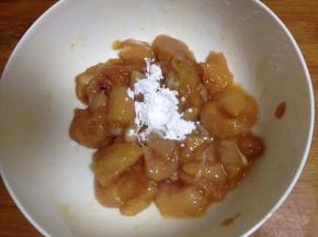 加入淀粉抓匀后腌制10分钟