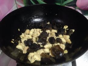 倒入木耳炒匀