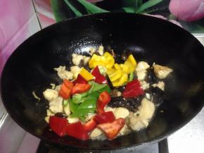 倒入彩椒快炒匀