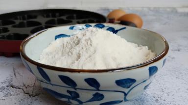 准备蛋糕粉200克，2个鸡蛋大约125克、清水40克，当然还得有得利仕烘焙蛋糕模具一个。