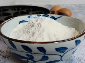 准备蛋糕粉200克，2个鸡蛋大约125克、清水40克，当然还得有得利仕烘焙蛋糕模具一个。