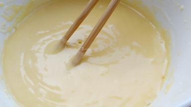 蛋糕粉加入2个鸡蛋、清水、用筷子顺着一个方向轻轻地搅拌成面糊静置5分钟。