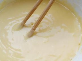 蛋糕粉加入2个鸡蛋、清水、用筷子顺着一个方向轻轻地搅拌成面糊静置5分钟。