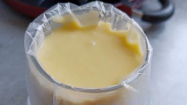 准备一个杯子，放入一个裱花袋，倒入面糊方便挤在模具。