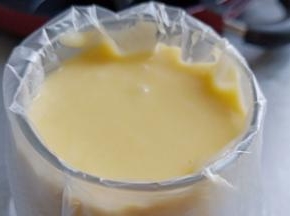 准备一个杯子，放入一个裱花袋，倒入面糊方便挤在模具。