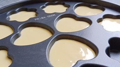 面糊依次挤入得利仕烘焙蛋糕模具里，挤八分满就可以。