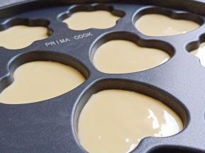 面糊依次挤入得利仕烘焙蛋糕模具里，挤八分满就可以。