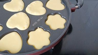 燃气灶开小火，模具放在上面，盖上盖子慢慢烤，看蛋糕底部变成金黄，翻另外一面继续烤熟即可。