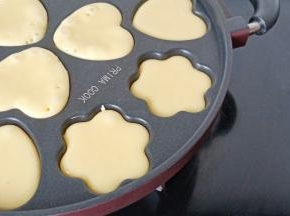 燃气灶开小火，模具放在上面，盖上盖子慢慢烤，看蛋糕底部变成金黄，翻另外一面继续烤熟即可。