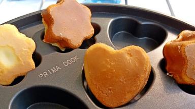 烤好的蛋糕表面金黄，完全不粘模具，太赞了！