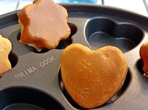 烤好的蛋糕表面金黄，完全不粘模具，太赞了！