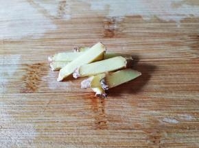 生姜洗净切片