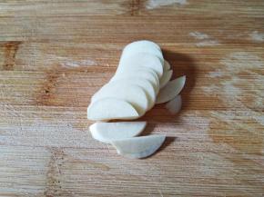 大蒜剥皮洗净切片