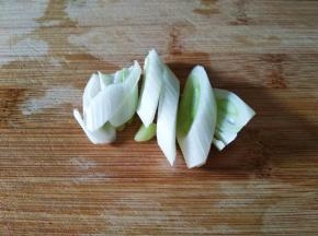 大葱洗净斜切