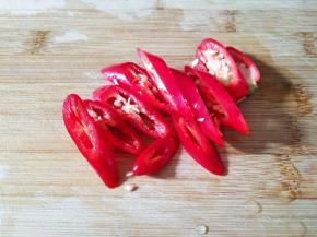 红椒洗净去蒂斜切