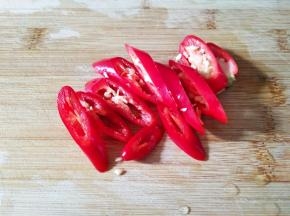 红椒洗净去蒂斜切