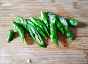 青椒洗净去蒂斜切