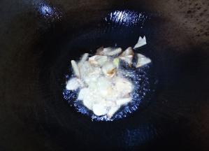 热锅倒入适量的菜籽油，油熟放入葱姜蒜爆香。