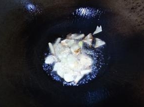 热锅倒入适量的菜籽油，油熟放入葱姜蒜爆香。