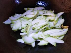 倒入瓠瓜片翻炒