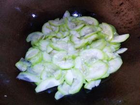 炒至瓠瓜片变软（五分钟的样子）