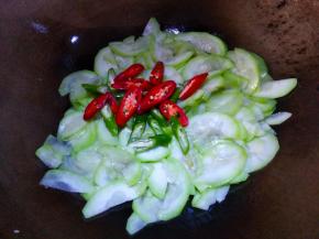 放入青红椒翻炒一分钟