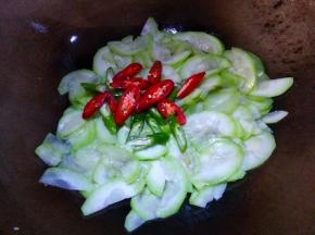 放入青红椒翻炒一分钟