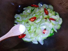 放入少许盐翻炒均匀