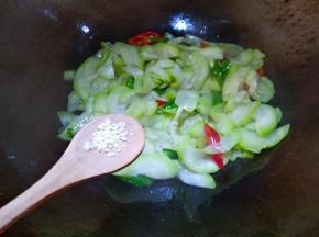 放入少许鸡精
