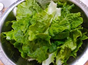 生菜一片一片的洗干净（放小苏打泡十分钟）